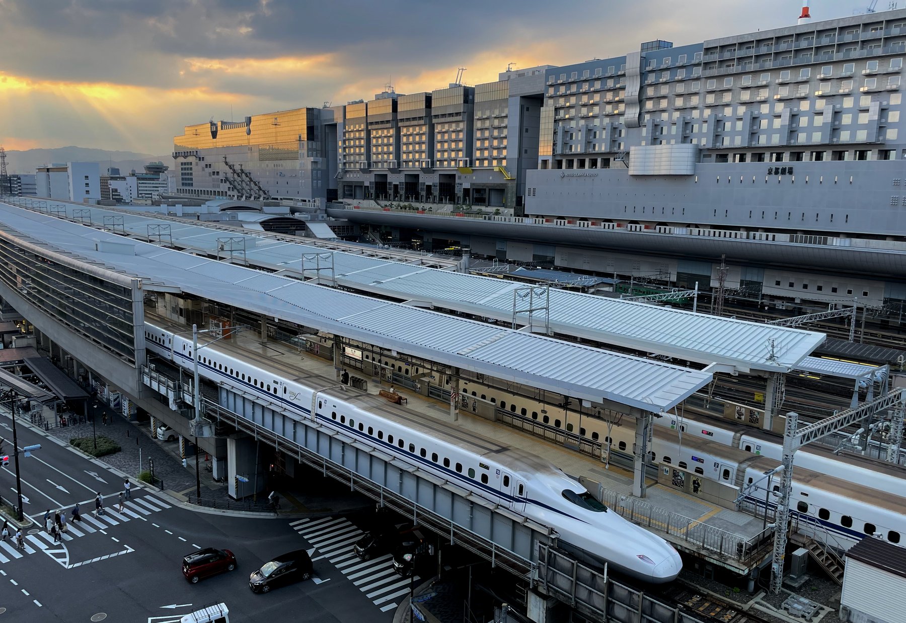 京都駅と新幹線 ひふみ旅館は京都駅から徒歩三分